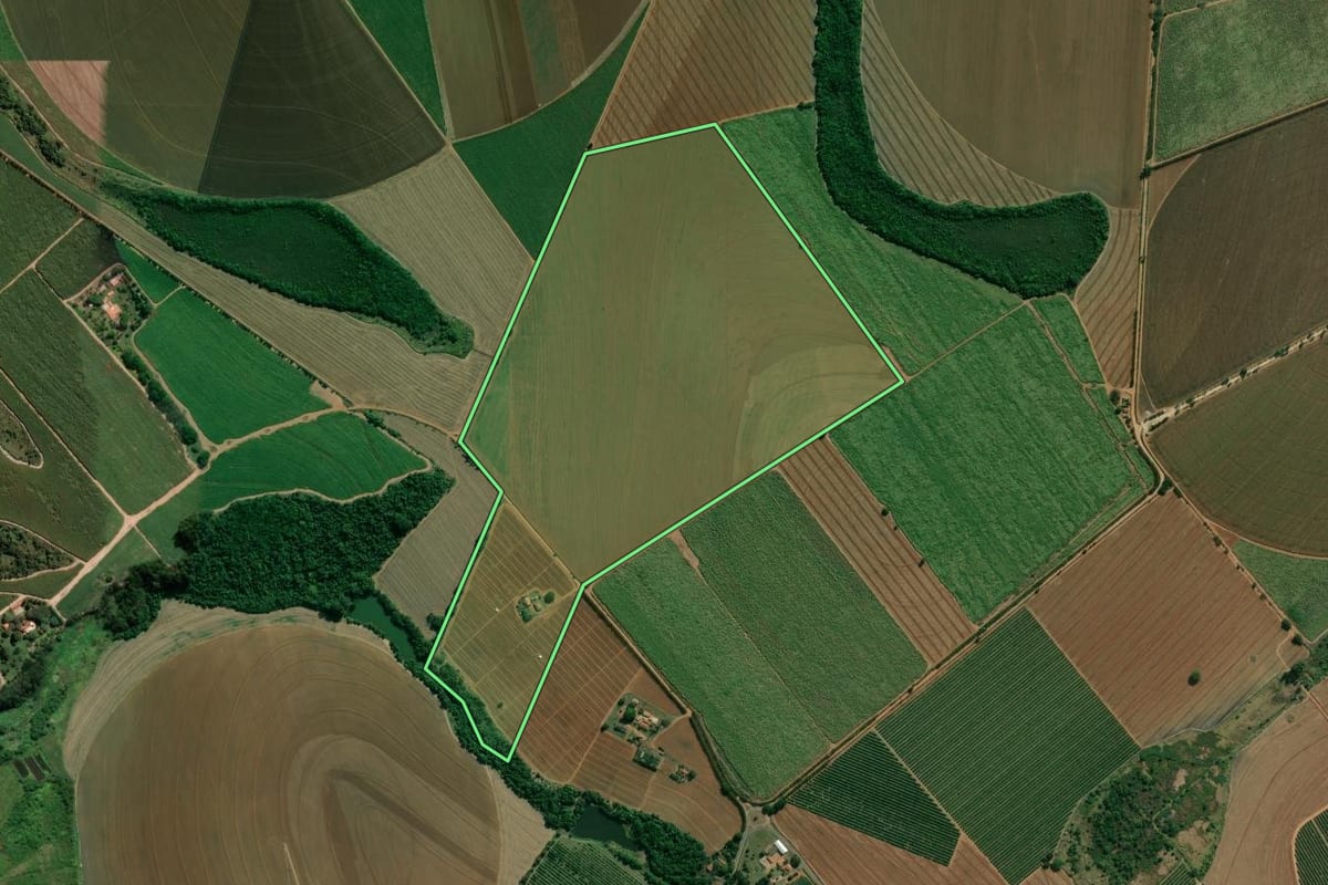 Imagem de satélite do imóvel rural em Leme (SP), com o contorno declarado no CAR desenhado por cima.