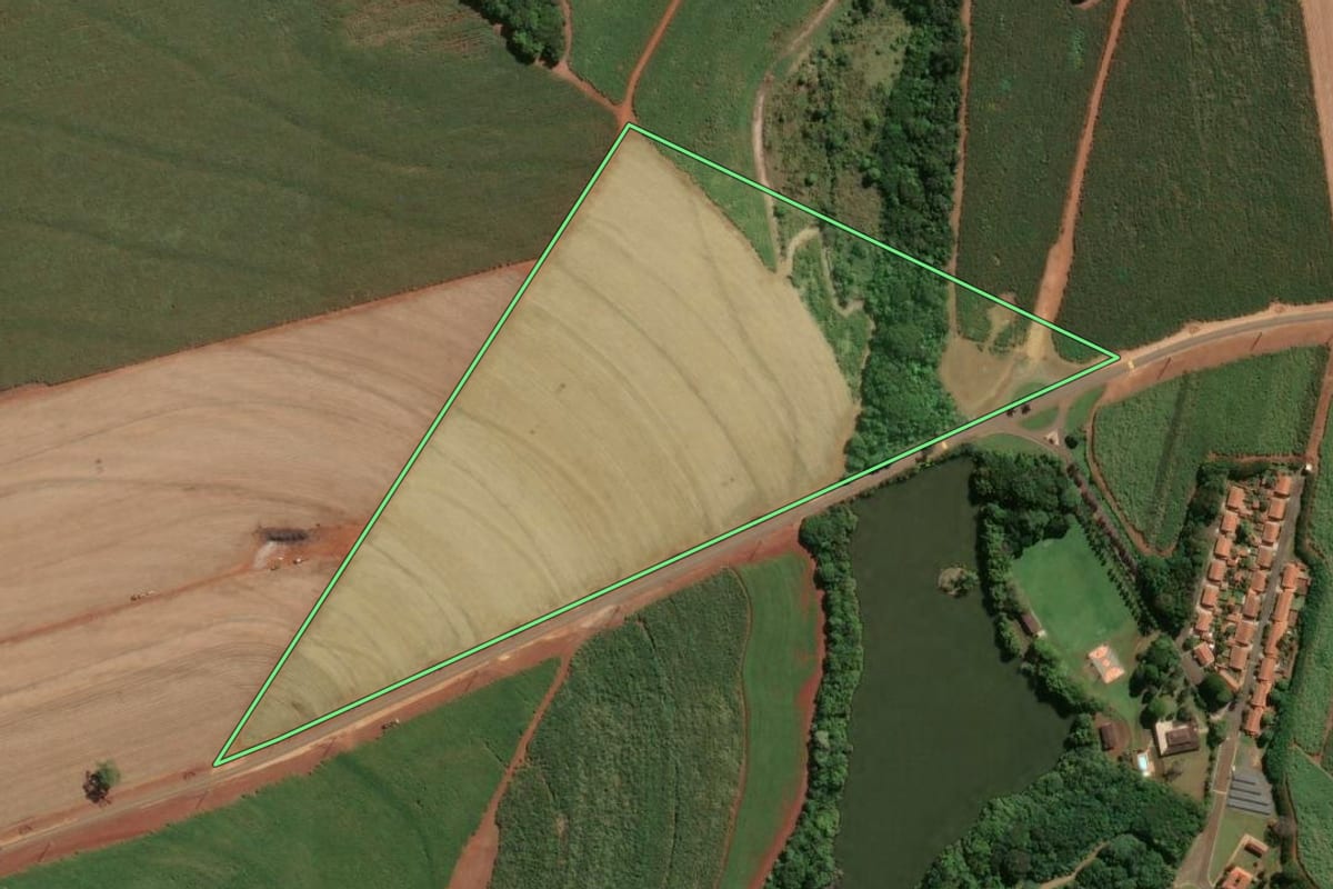 Imagem de satélite do imóvel rural em Leme (SP), com o contorno declarado no CAR desenhado por cima.