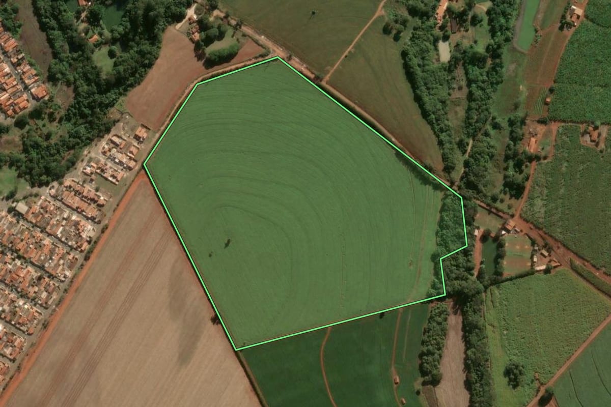 Imagem de satélite do imóvel rural em Leme (SP), com o contorno declarado no CAR desenhado por cima.