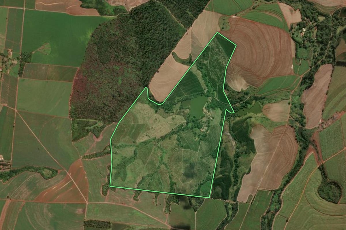 Imagem de satélite do imóvel rural em Leme (SP), com o contorno declarado no CAR desenhado por cima.