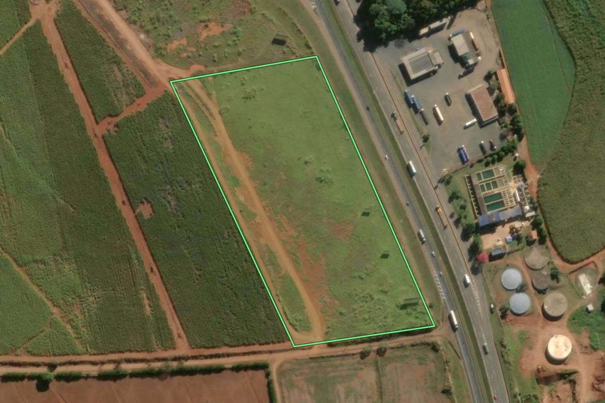 Imagem de satélite do imóvel rural em Leme (SP), com o contorno declarado no CAR desenhado por cima.