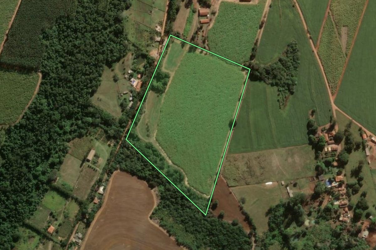 Imagem de satélite do imóvel rural em Leme (SP), com o contorno declarado no CAR desenhado por cima.