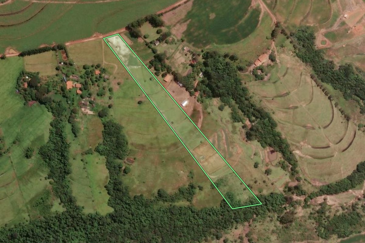 Imagem de satélite do imóvel rural em Leme (SP), com o contorno declarado no CAR desenhado por cima.