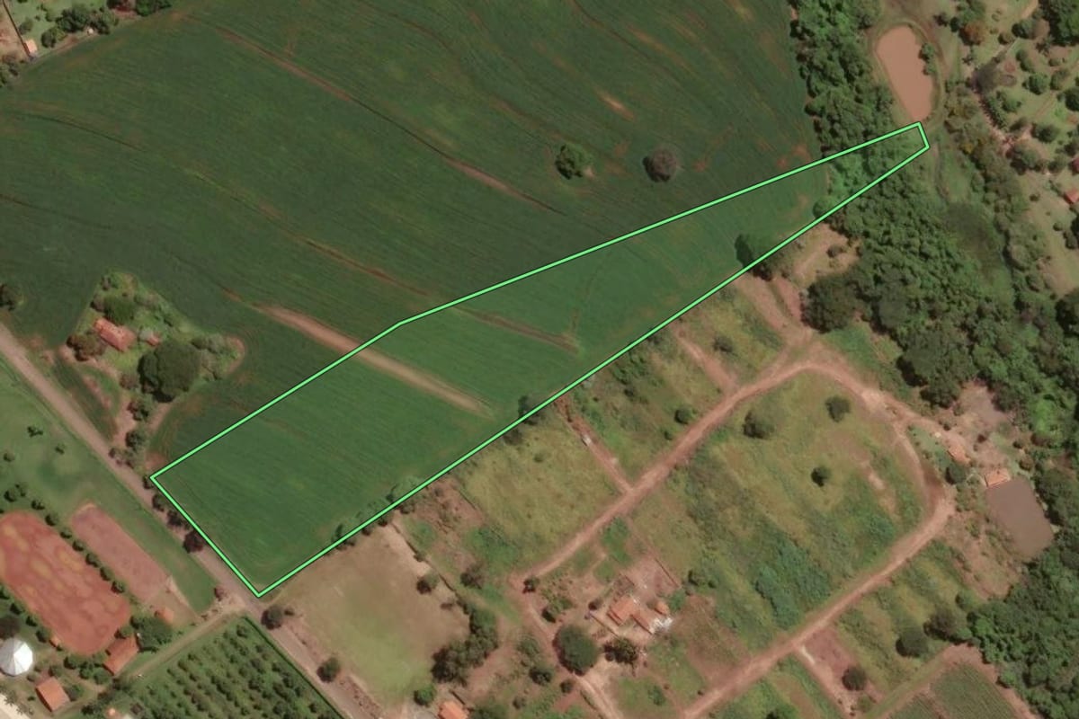 Imagem de satélite do imóvel rural em Leme (SP), com o contorno declarado no CAR desenhado por cima.