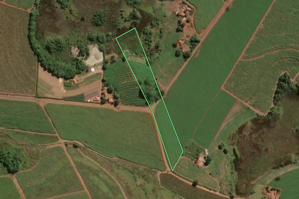 Imagem de satélite do imóvel rural em Leme (SP), com o contorno declarado no CAR desenhado por cima.