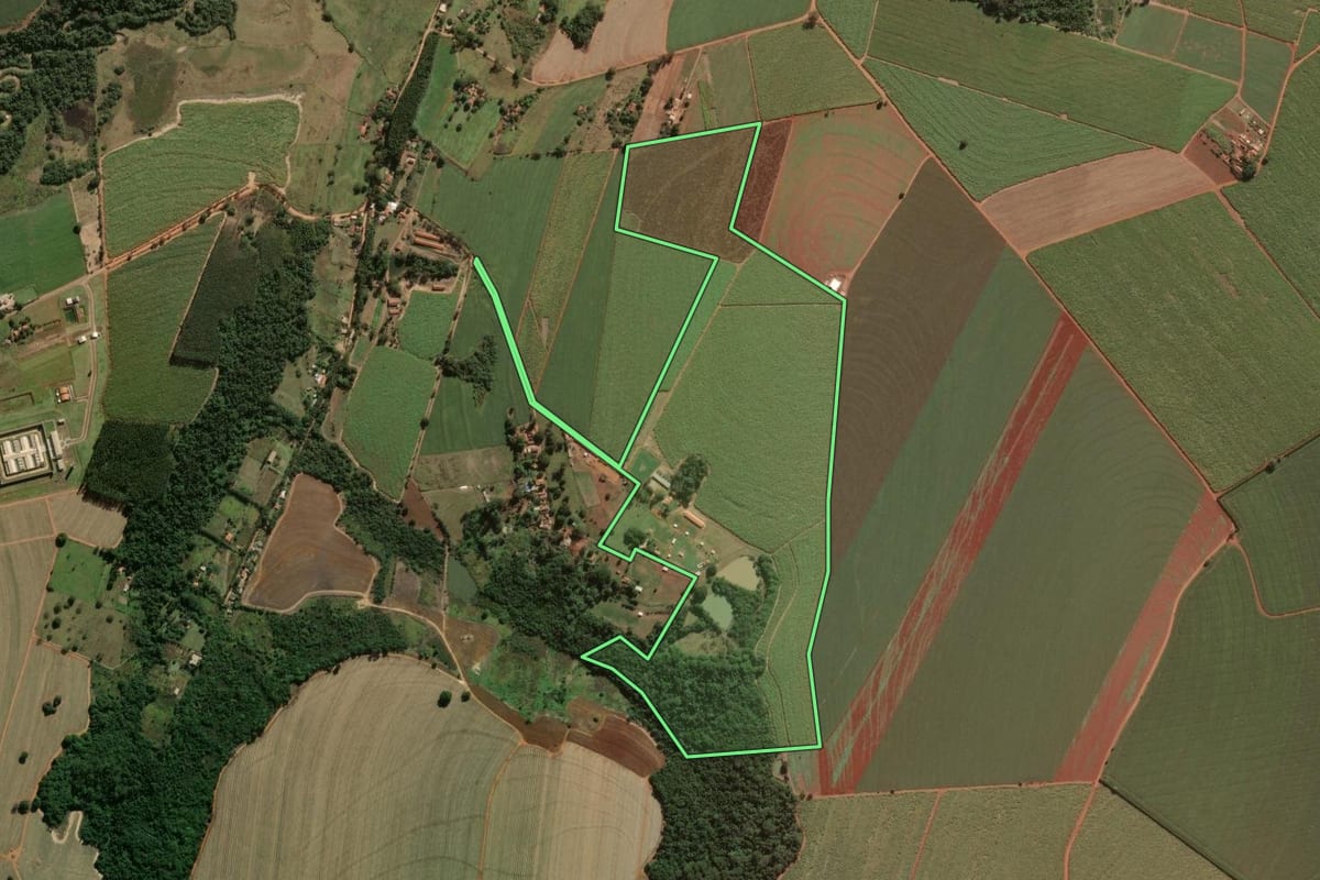Imagem de satélite do imóvel rural em Leme (SP), com o contorno declarado no CAR desenhado por cima.