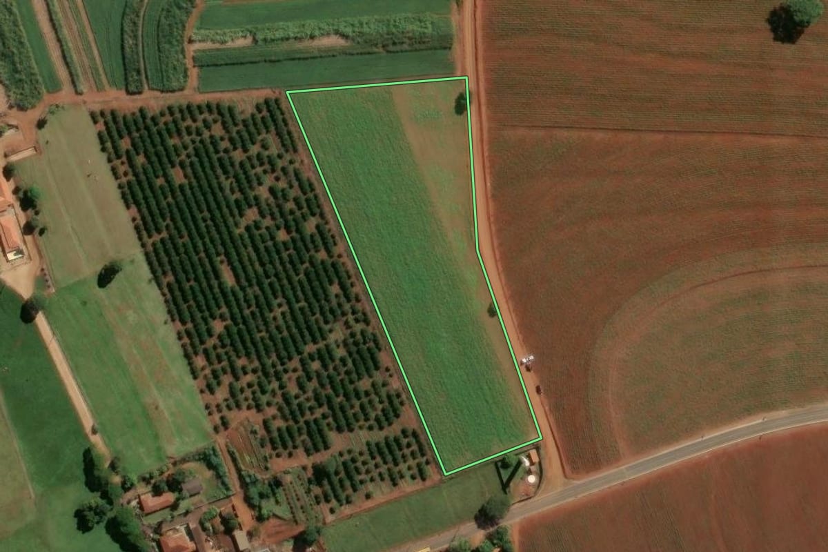 Imagem de satélite do imóvel rural em Leme (SP), com o contorno declarado no CAR desenhado por cima.