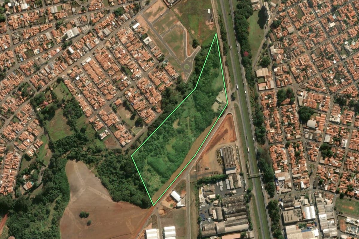 Imagem de satélite do imóvel rural em Leme (SP), com o contorno declarado no CAR desenhado por cima.