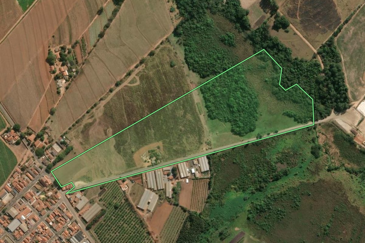 Imagem de satélite do imóvel rural em Leme (SP), com o contorno declarado no CAR desenhado por cima.
