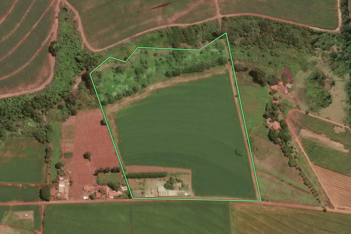 Imagem de satélite do imóvel rural em Leme (SP), com o contorno declarado no CAR desenhado por cima.