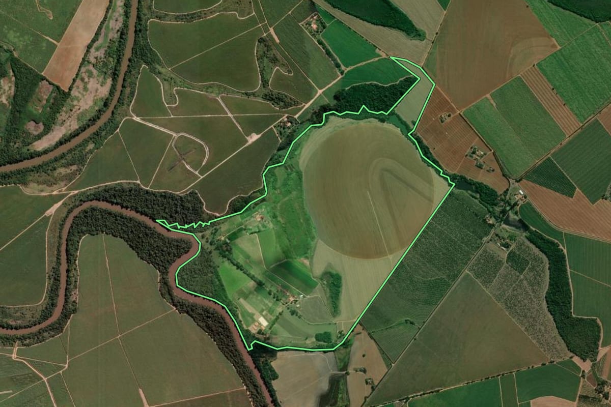 Imagem de satélite do imóvel rural em Leme (SP), com o contorno declarado no CAR desenhado por cima.