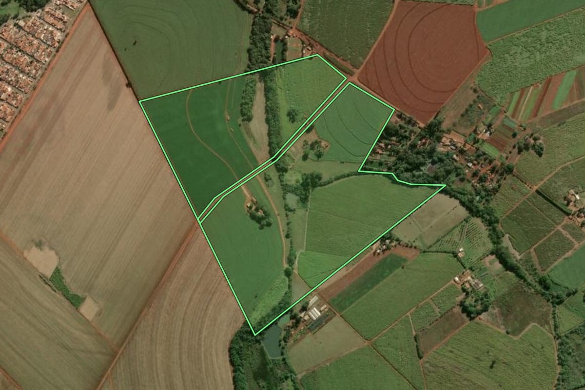 Imagem de satélite do imóvel rural em Leme (SP), com o contorno declarado no CAR desenhado por cima.