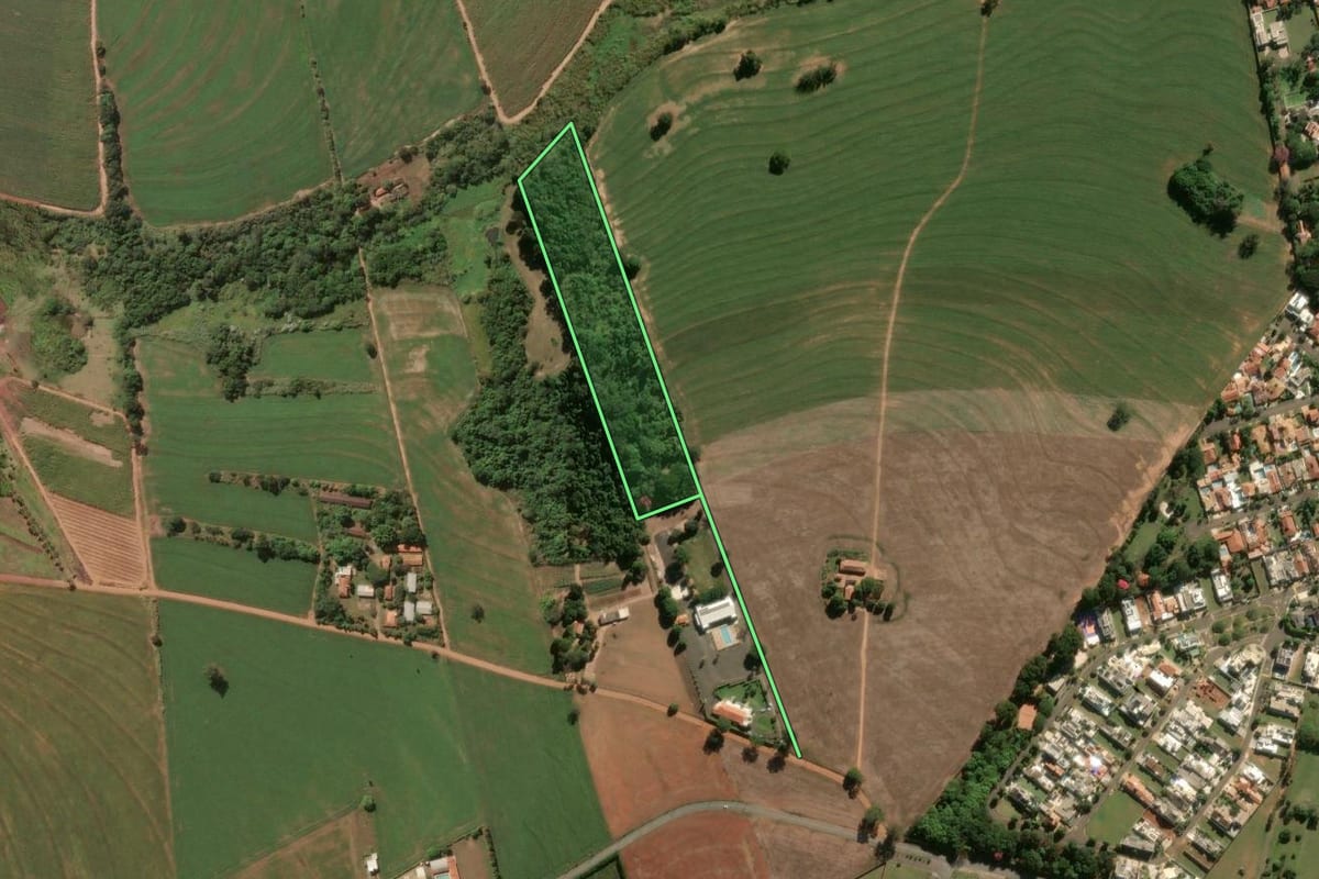 Imagem de satélite do imóvel rural em Leme (SP), com o contorno declarado no CAR desenhado por cima.