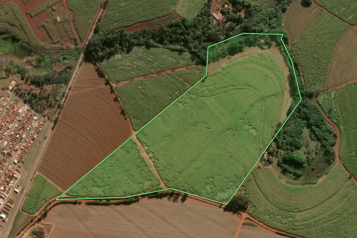 Imagem de satélite do imóvel rural em Leme (SP), com o contorno declarado no CAR desenhado por cima.