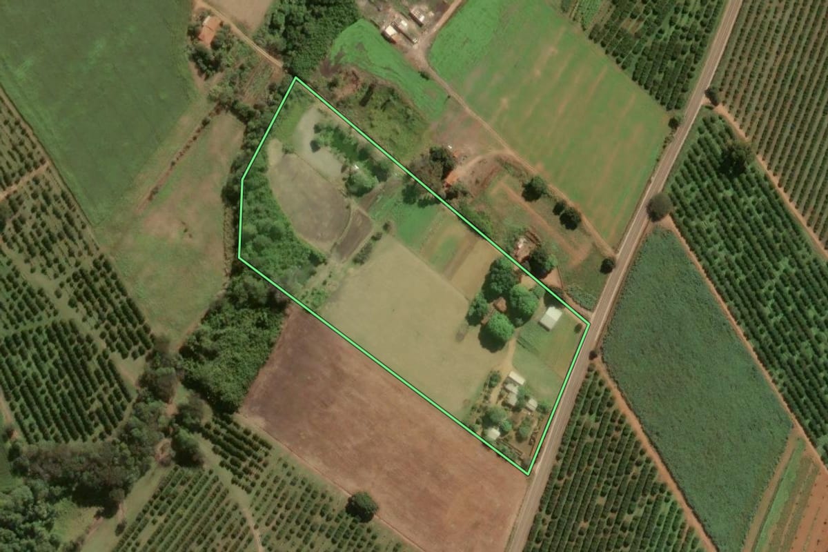 Imagem de satélite do imóvel rural em Leme (SP), com o contorno declarado no CAR desenhado por cima.