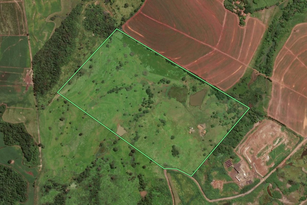 Imagem de satélite do imóvel rural em Leme (SP), com o contorno declarado no CAR desenhado por cima.