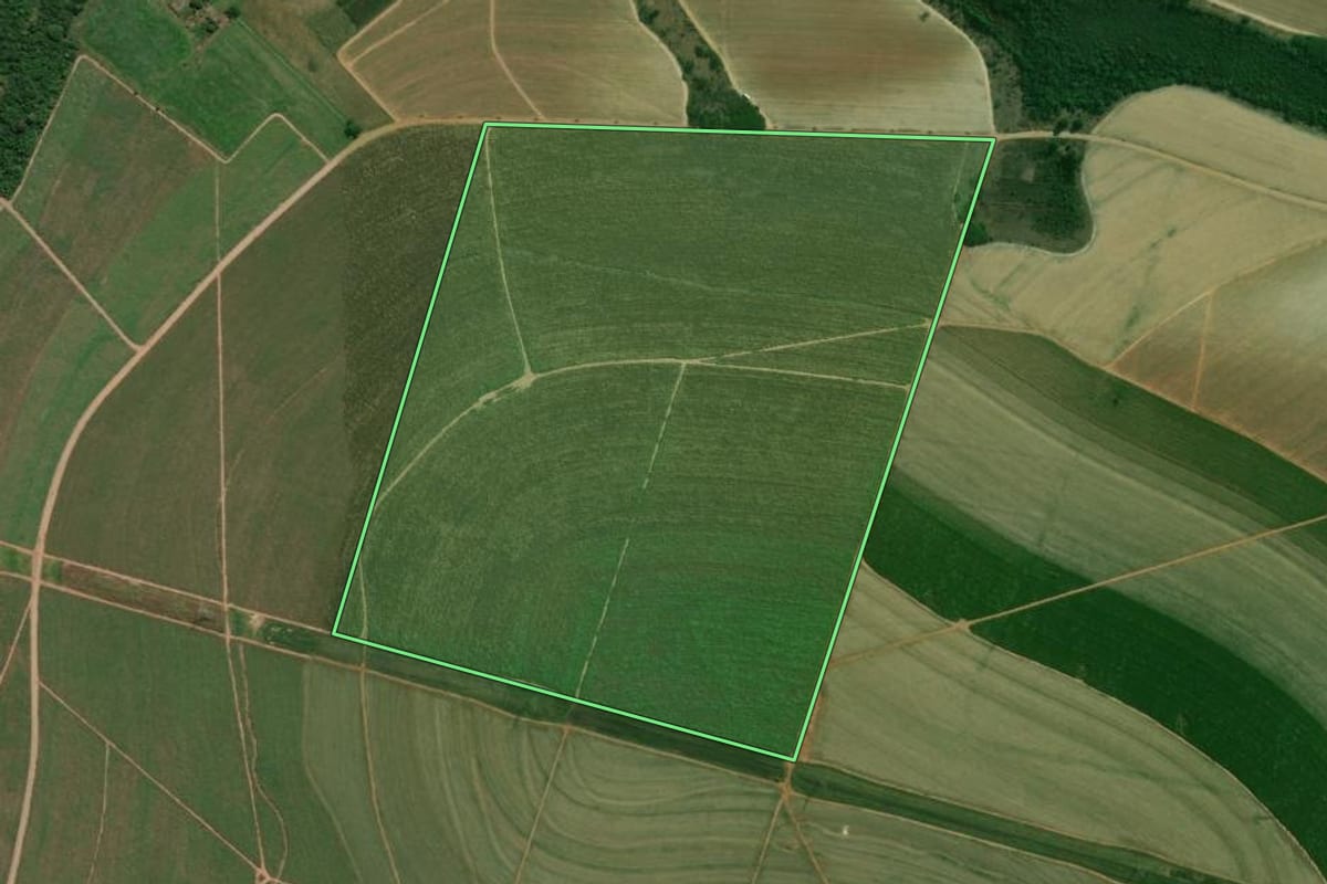 Imagem de satélite do imóvel rural em Lençóis Paulista (SP), com o contorno declarado no CAR desenhado por cima.