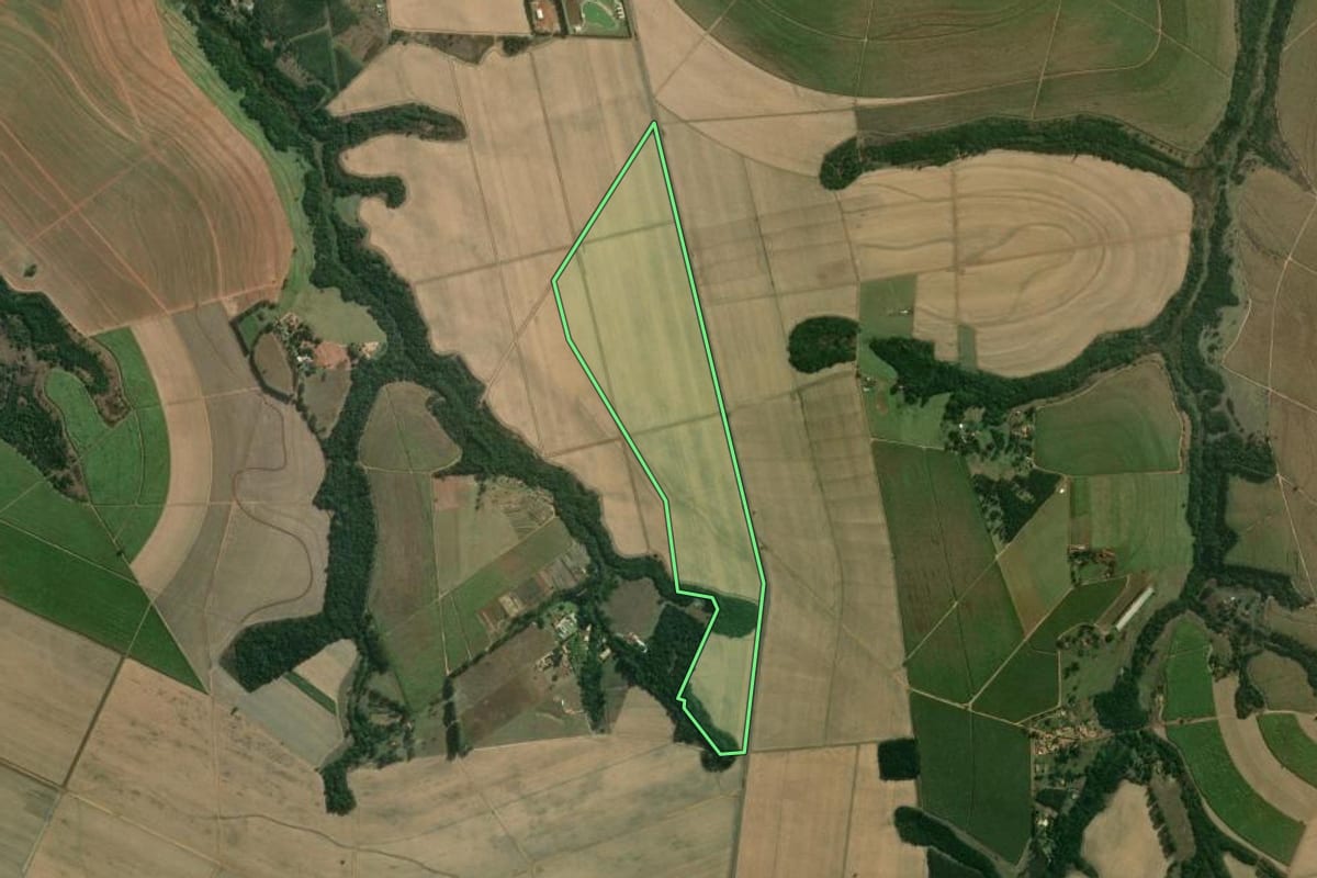 Imagem de satélite do imóvel rural em Lençóis Paulista (SP), com o contorno declarado no CAR desenhado por cima.