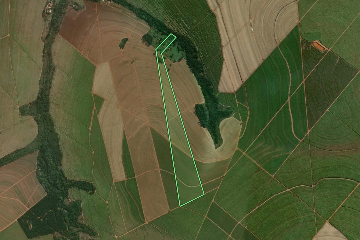 Imagem de satélite do imóvel rural em Lençóis Paulista (SP), com o contorno declarado no CAR desenhado por cima.