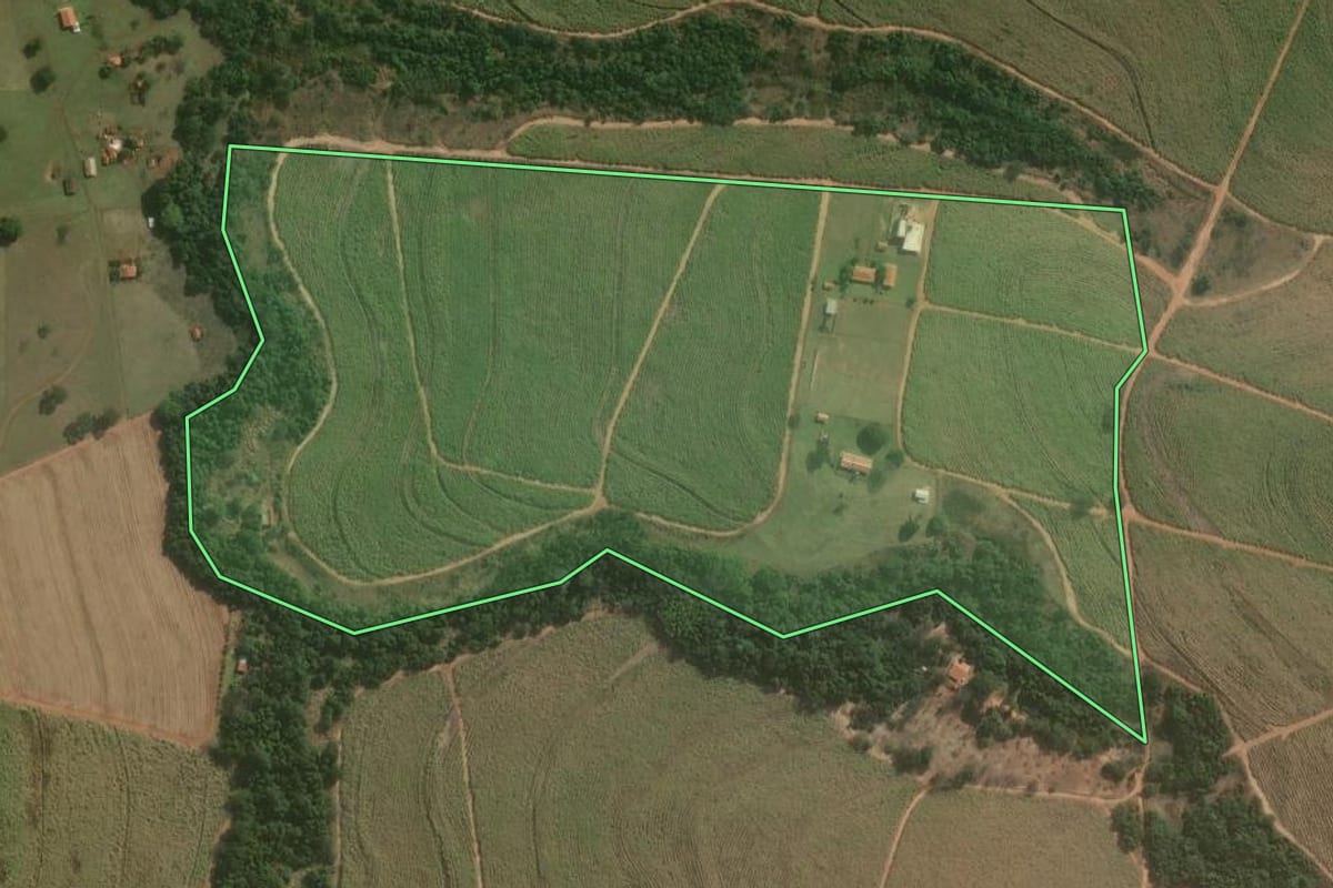 Imagem de satélite do imóvel rural em Lençóis Paulista (SP), com o contorno declarado no CAR desenhado por cima.