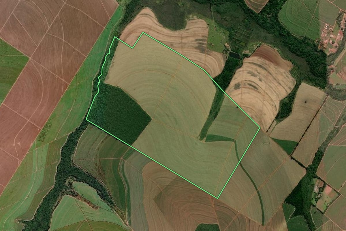 Imagem de satélite do imóvel rural em Lençóis Paulista (SP), com o contorno declarado no CAR desenhado por cima.