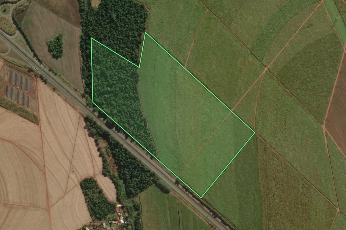 Imagem de satélite do imóvel rural em Lençóis Paulista (SP), com o contorno declarado no CAR desenhado por cima.