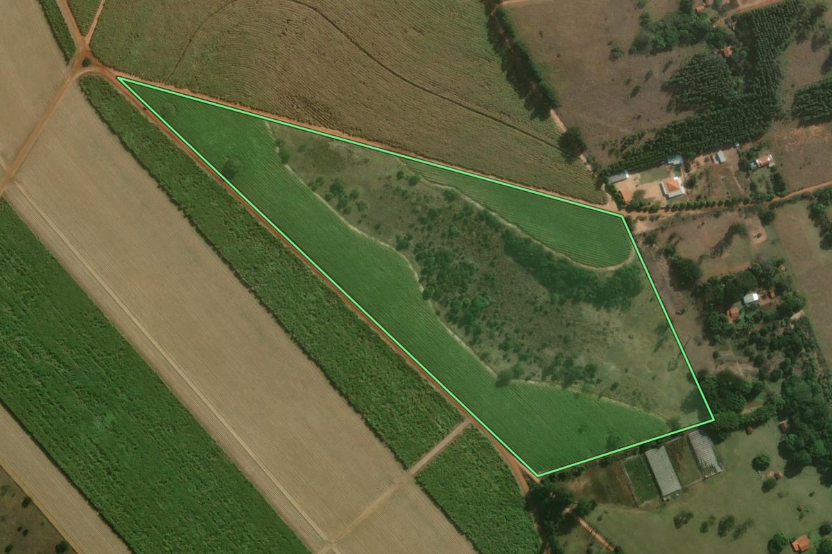 Imagem de satélite do imóvel rural em Lençóis Paulista (SP), com o contorno declarado no CAR desenhado por cima.
