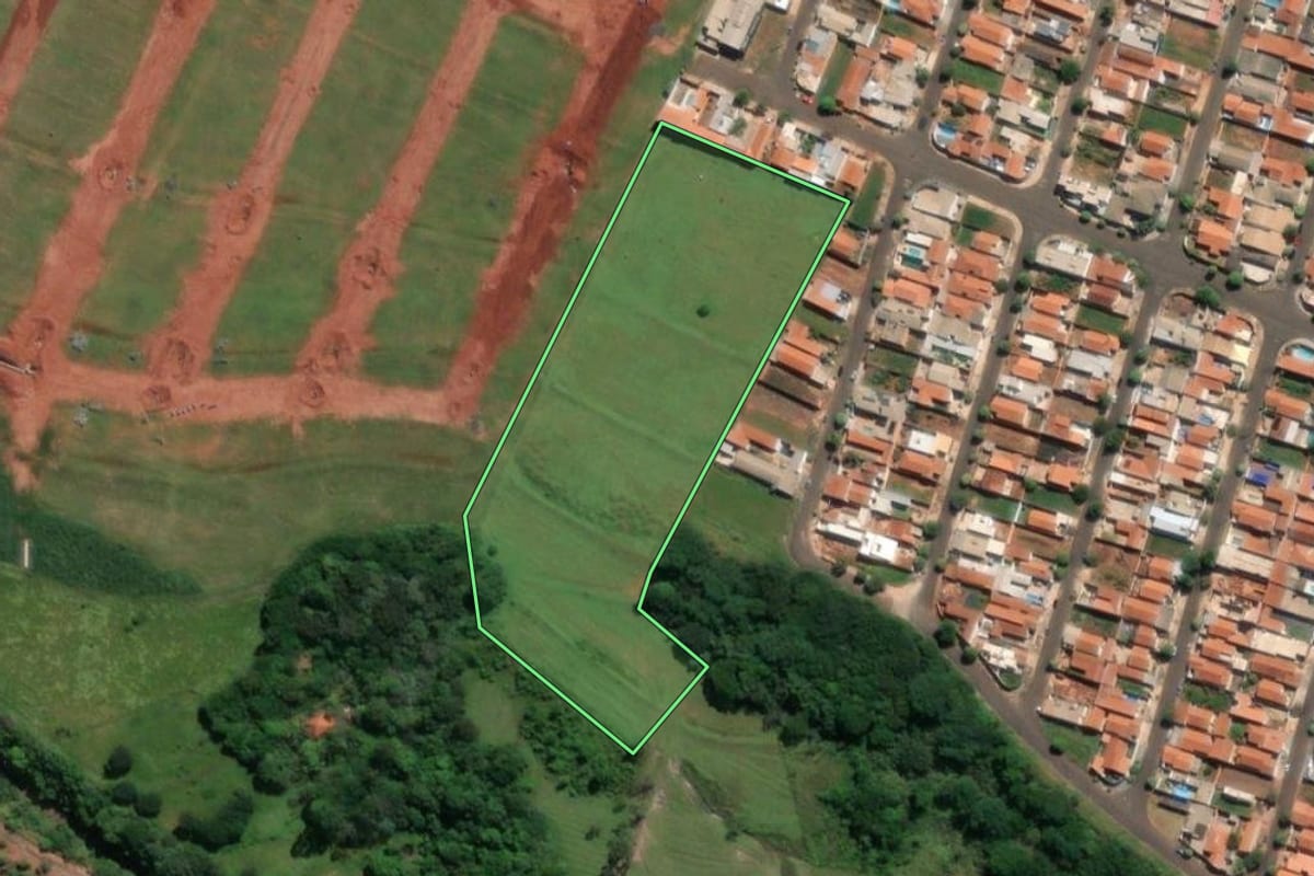 Imagem de satélite do imóvel rural em Lençóis Paulista (SP), com o contorno declarado no CAR desenhado por cima.
