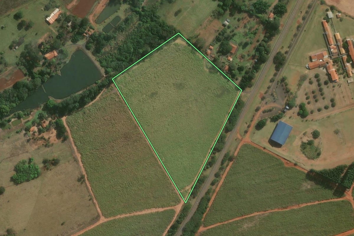 Imagem de satélite do imóvel rural em Lençóis Paulista (SP), com o contorno declarado no CAR desenhado por cima.