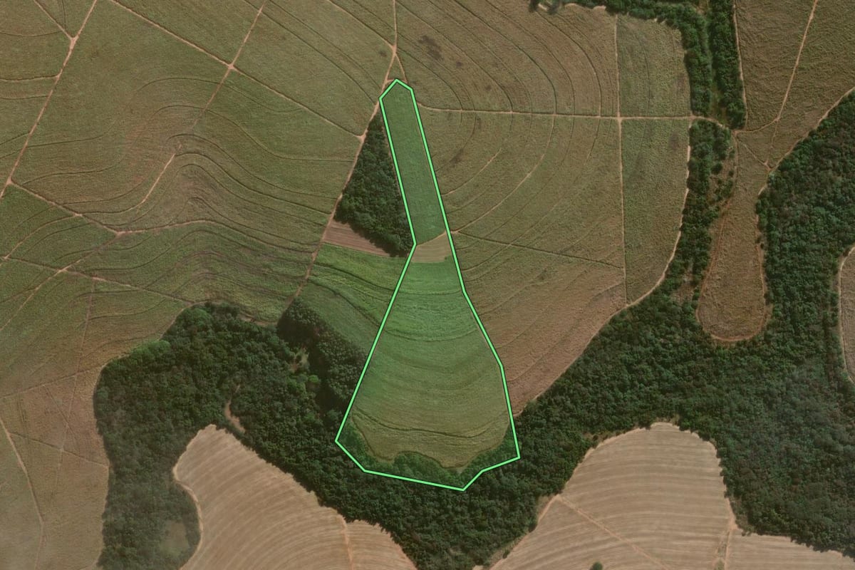 Imagem de satélite do imóvel rural em Lençóis Paulista (SP), com o contorno declarado no CAR desenhado por cima.