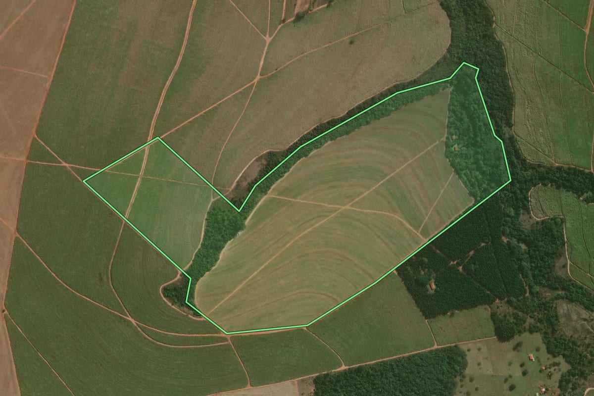 Imagem de satélite do imóvel rural em Lençóis Paulista (SP), com o contorno declarado no CAR desenhado por cima.