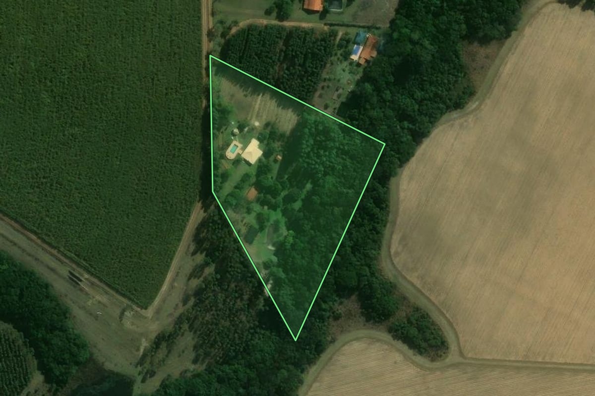 Imagem de satélite do imóvel rural em Lençóis Paulista (SP), com o contorno declarado no CAR desenhado por cima.