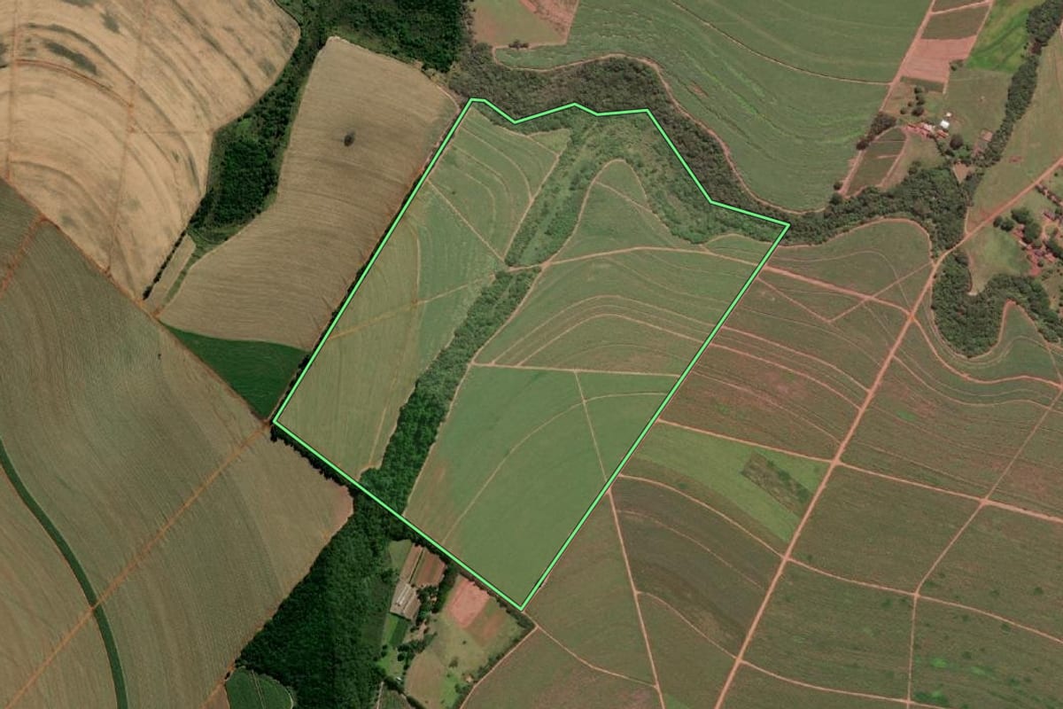 Imagem de satélite do imóvel rural em Lençóis Paulista (SP), com o contorno declarado no CAR desenhado por cima.