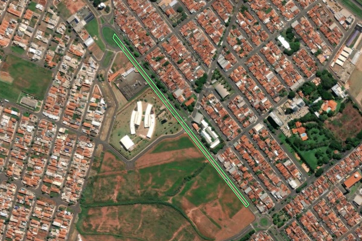 Imagem de satélite do imóvel rural em Lençóis Paulista (SP), com o contorno declarado no CAR desenhado por cima.