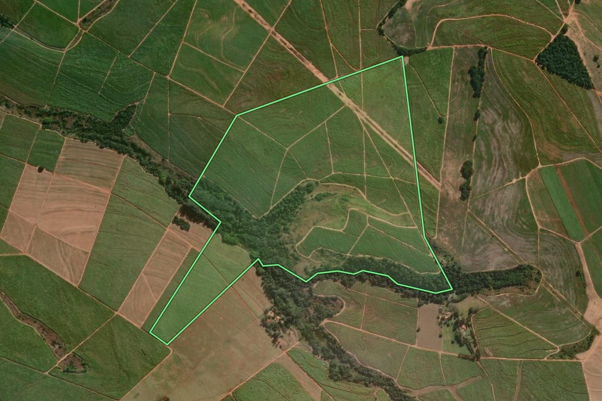 Imagem de satélite do imóvel rural em Lençóis Paulista (SP), com o contorno declarado no CAR desenhado por cima.