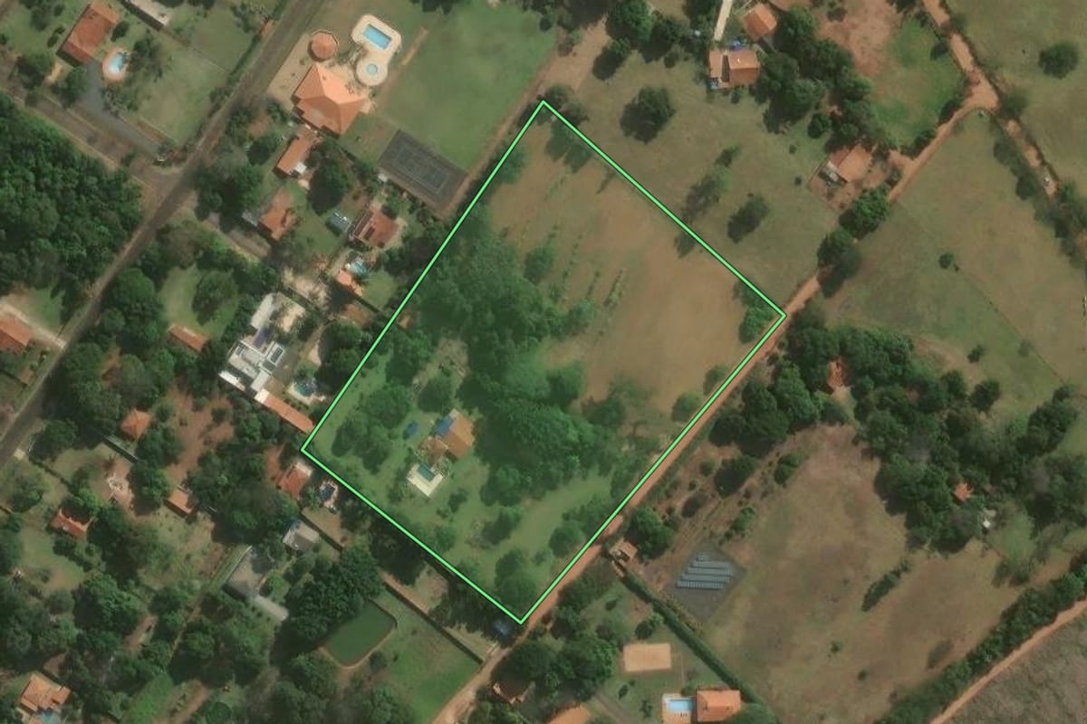 Imagem de satélite do imóvel rural em Lençóis Paulista (SP), com o contorno declarado no CAR desenhado por cima.