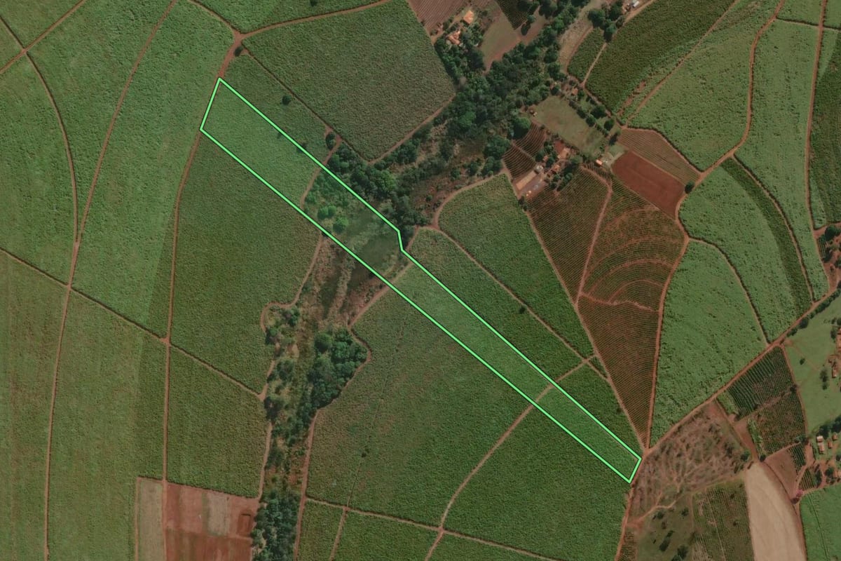 Imagem de satélite do imóvel rural em Lençóis Paulista (SP), com o contorno declarado no CAR desenhado por cima.