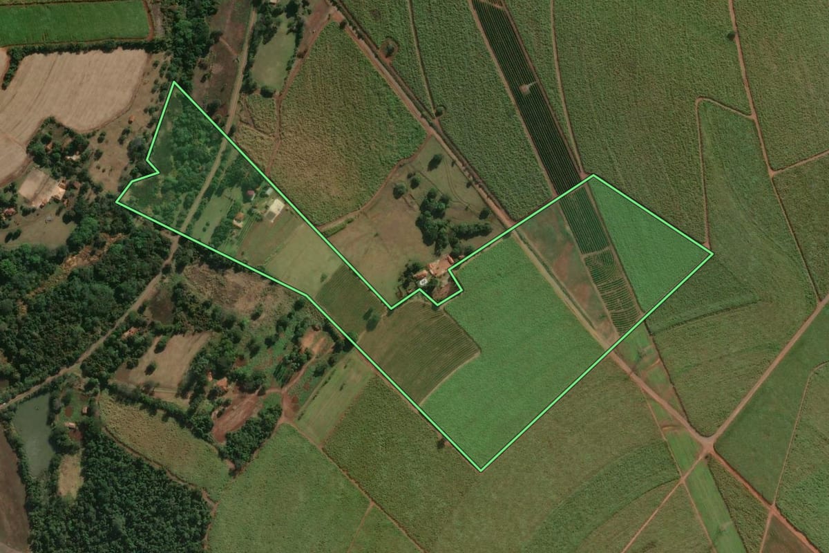 Imagem de satélite do imóvel rural em Lençóis Paulista (SP), com o contorno declarado no CAR desenhado por cima.