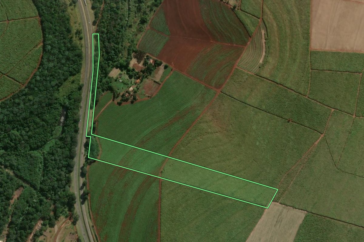 Imagem de satélite do imóvel rural em Lençóis Paulista (SP), com o contorno declarado no CAR desenhado por cima.