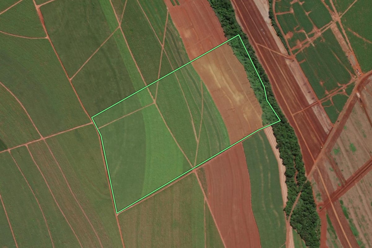 Imagem de satélite do imóvel rural em Lençóis Paulista (SP), com o contorno declarado no CAR desenhado por cima.