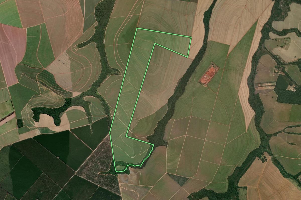 Imagem de satélite do imóvel rural em Lençóis Paulista (SP), com o contorno declarado no CAR desenhado por cima.