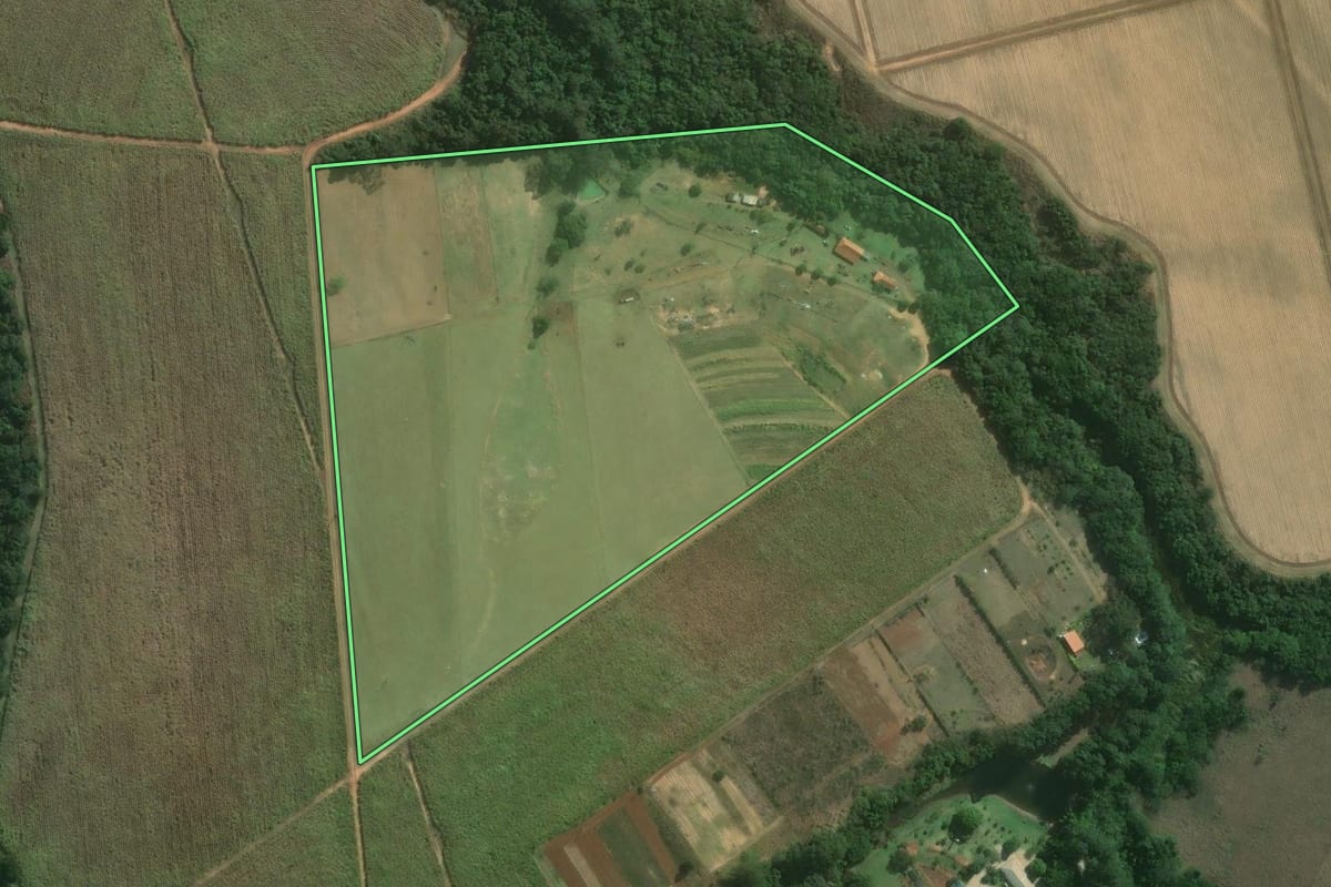 Imagem de satélite do imóvel rural em Lençóis Paulista (SP), com o contorno declarado no CAR desenhado por cima.