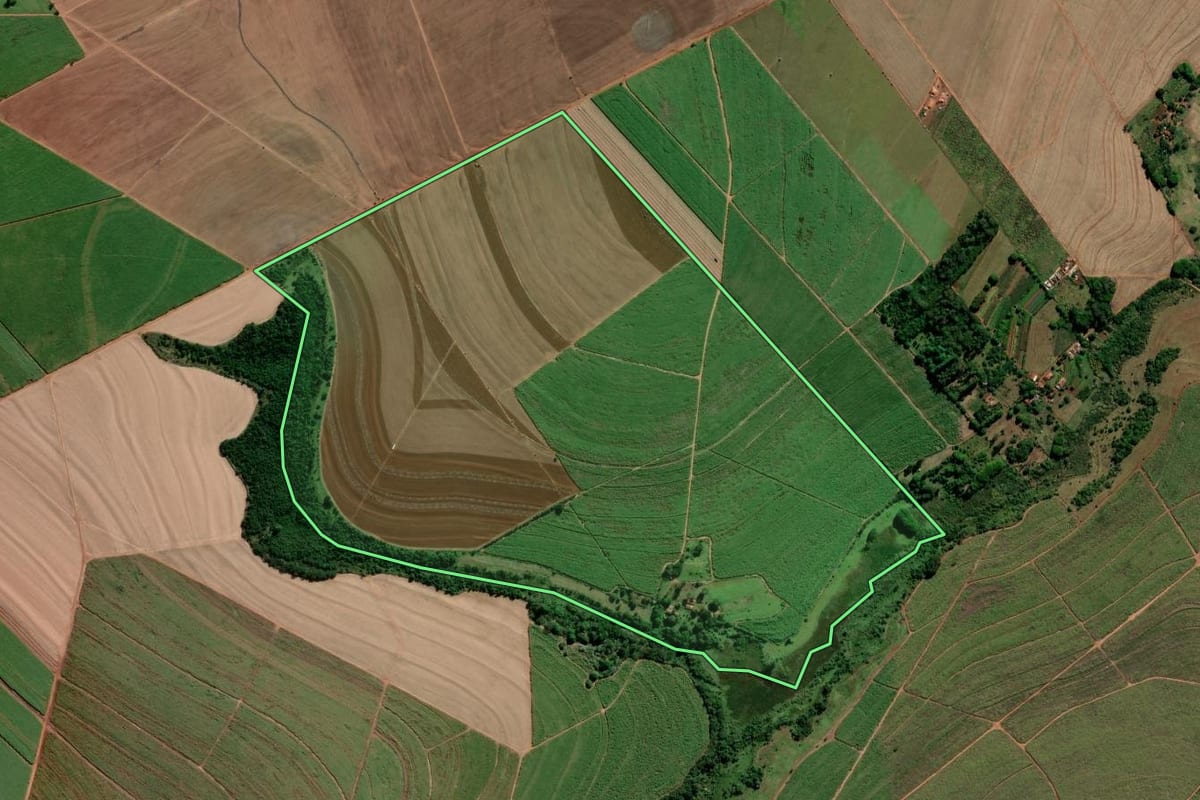 Imagem de satélite do imóvel rural em Lençóis Paulista (SP), com o contorno declarado no CAR desenhado por cima.