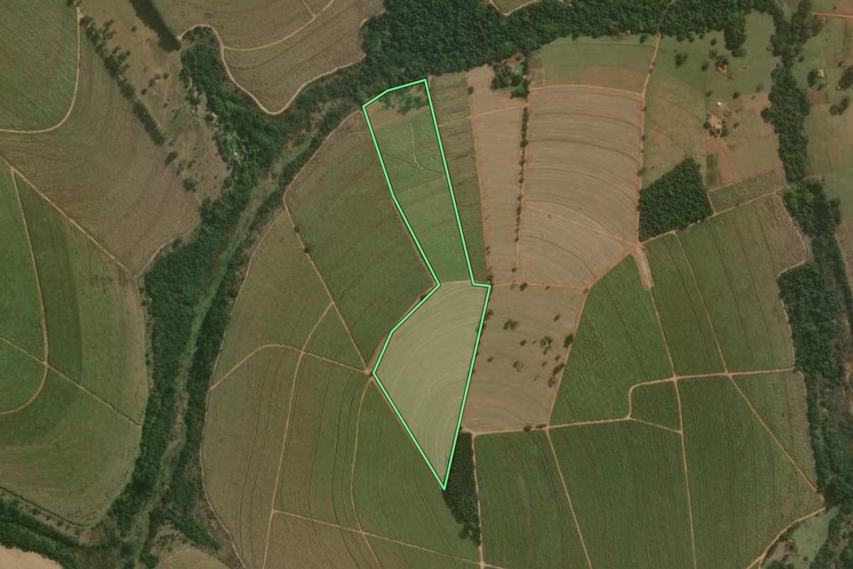 Imagem de satélite do imóvel rural em Lençóis Paulista (SP), com o contorno declarado no CAR desenhado por cima.