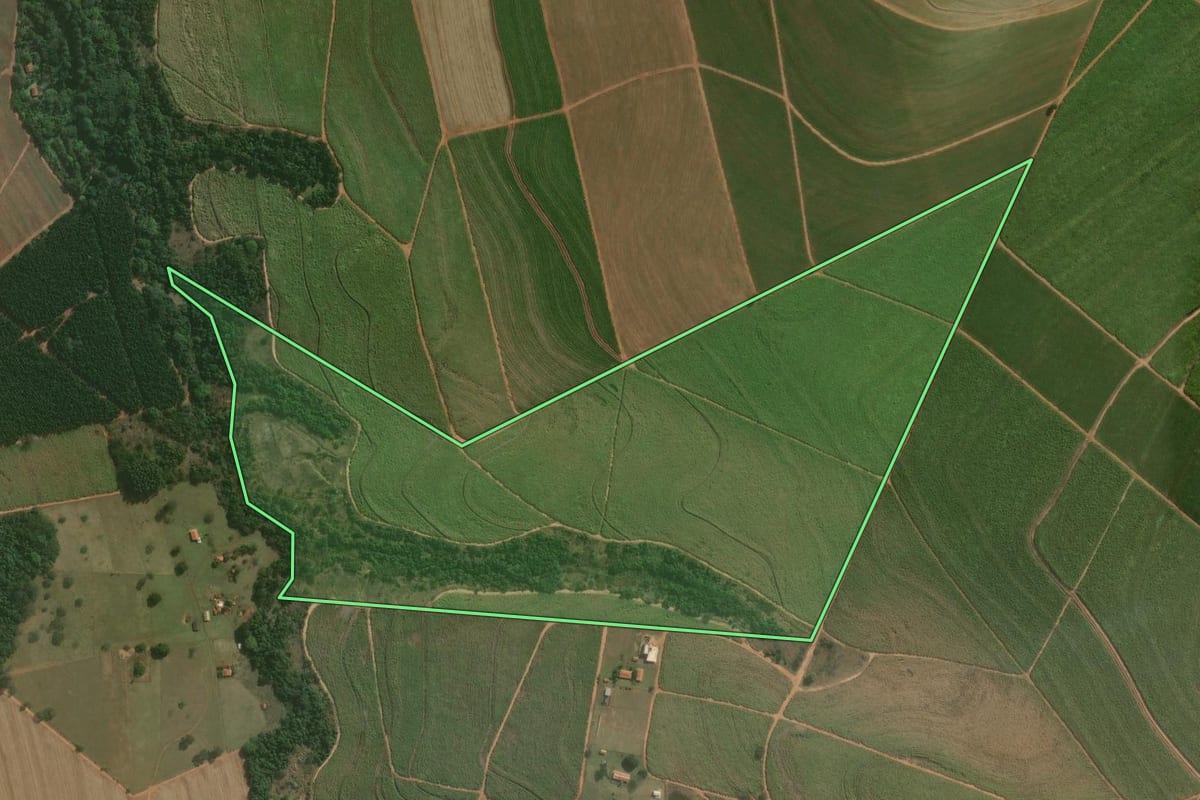 Imagem de satélite do imóvel rural em Lençóis Paulista (SP), com o contorno declarado no CAR desenhado por cima.