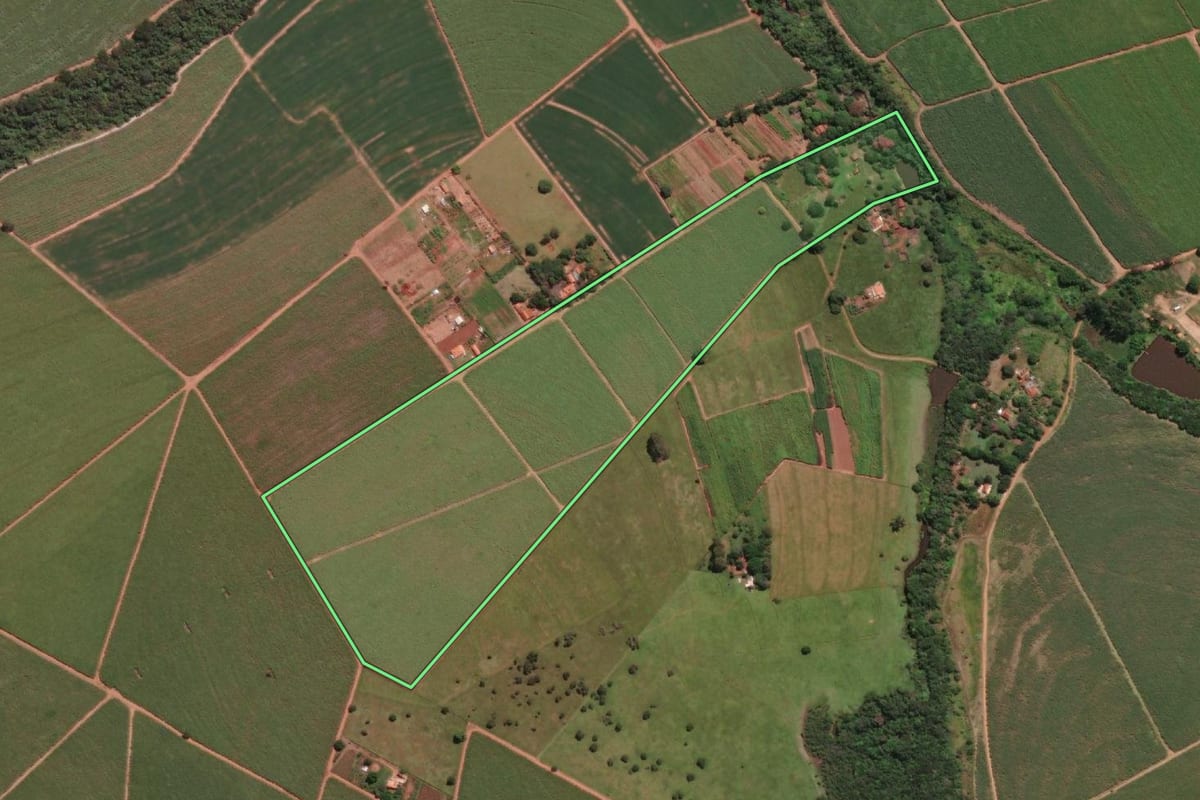 Imagem de satélite do imóvel rural em Lençóis Paulista (SP), com o contorno declarado no CAR desenhado por cima.