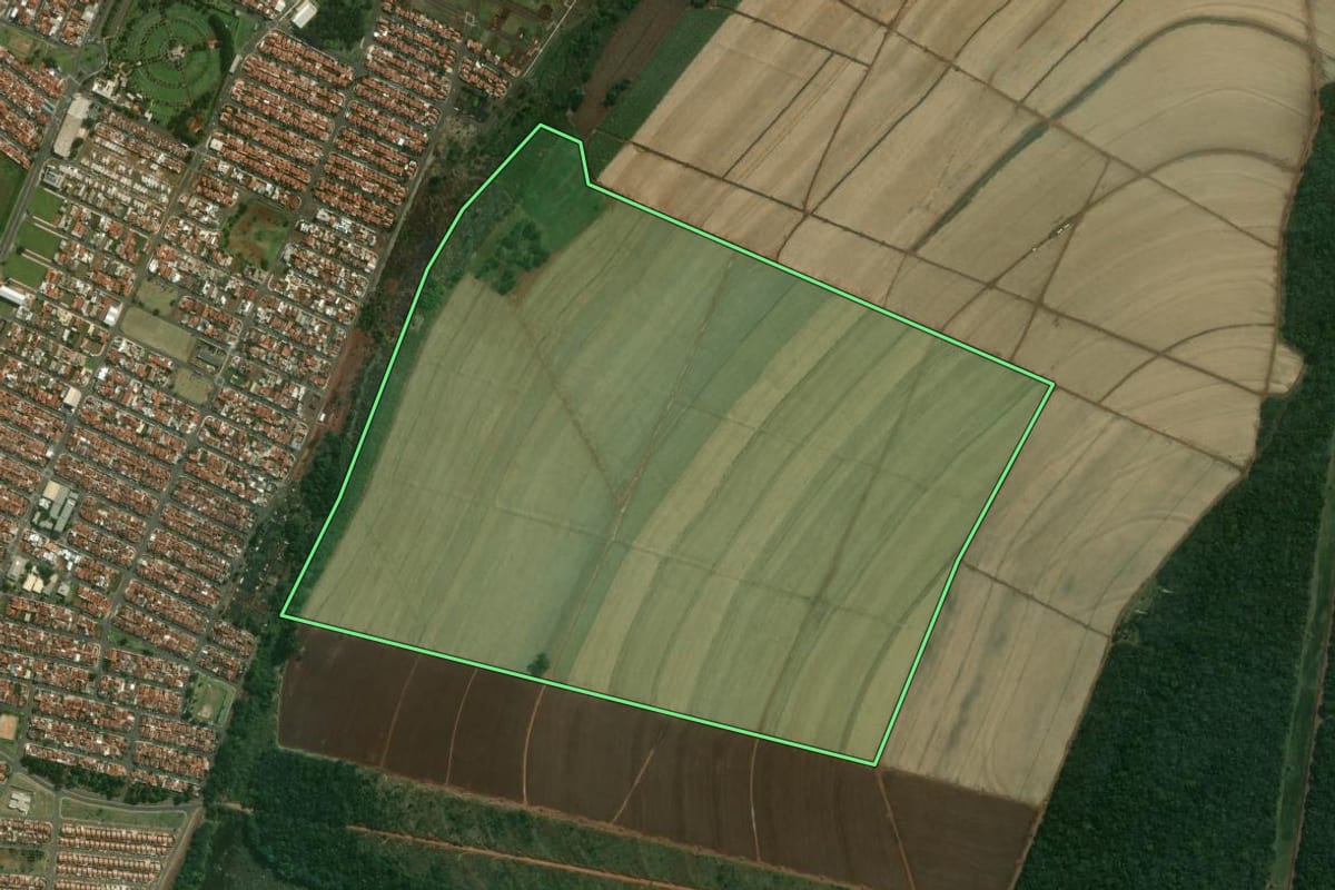 Imagem de satélite do imóvel rural em Lençóis Paulista (SP), com o contorno declarado no CAR desenhado por cima.
