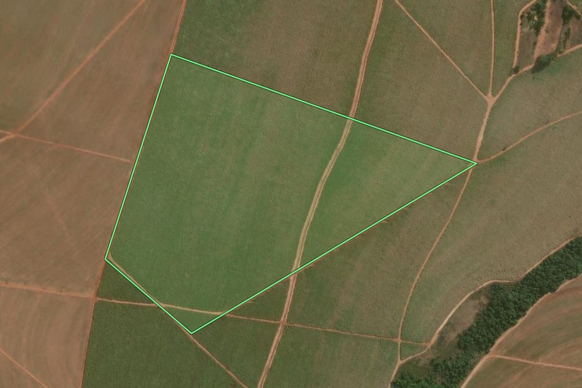 Imagem de satélite do imóvel rural em Lençóis Paulista (SP), com o contorno declarado no CAR desenhado por cima.
