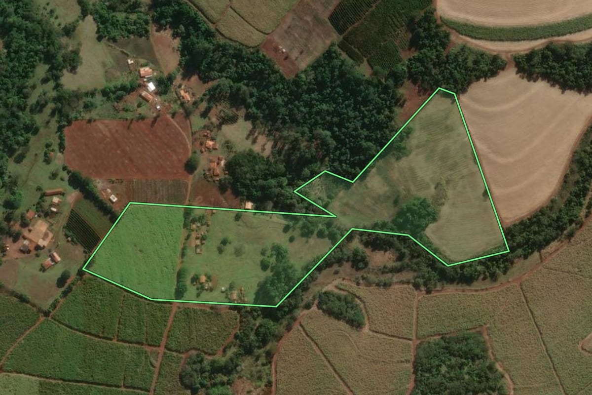Imagem de satélite do imóvel rural em Lençóis Paulista (SP), com o contorno declarado no CAR desenhado por cima.