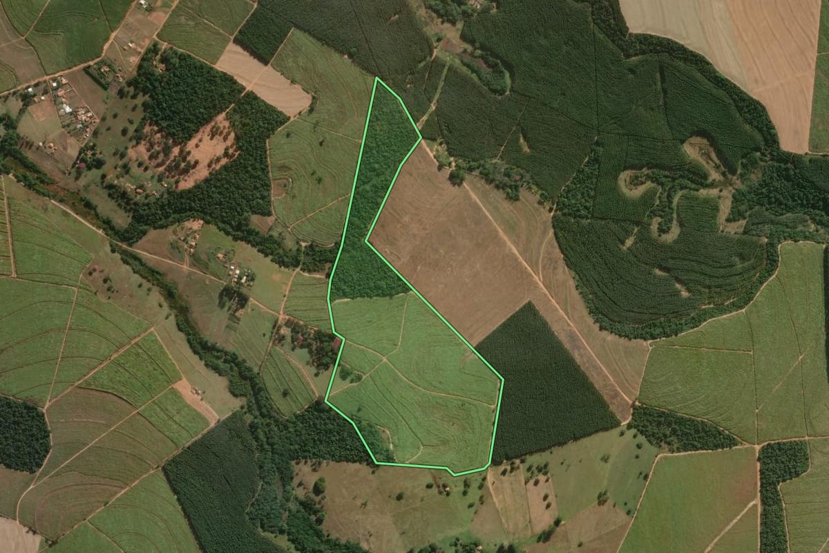 Imagem de satélite do imóvel rural em Lençóis Paulista (SP), com o contorno declarado no CAR desenhado por cima.